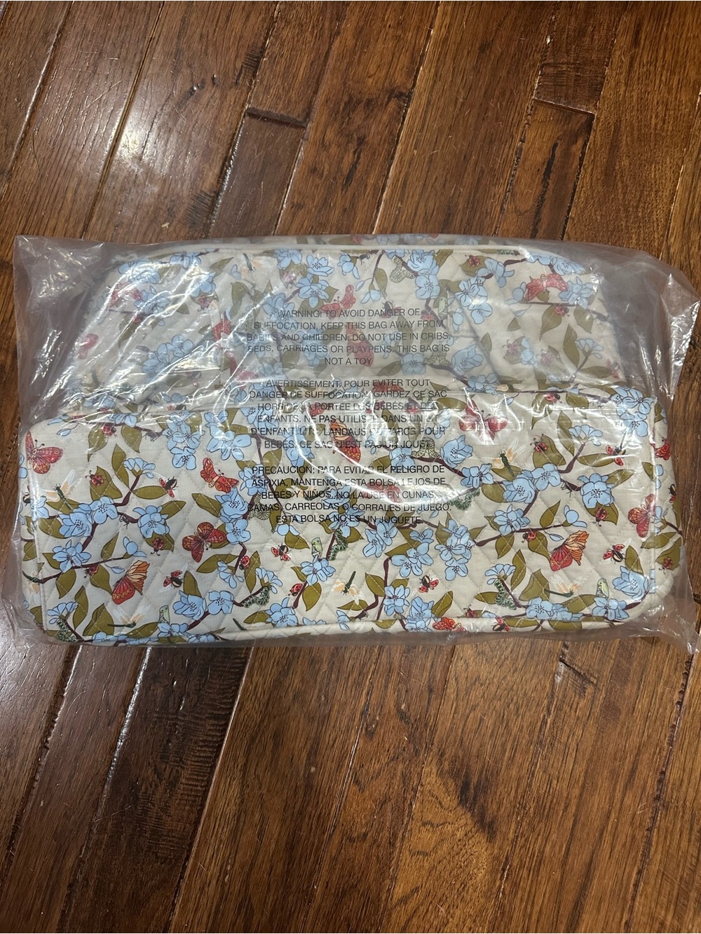 ๐ New With Tags Vera Bradley Weekender Travel Bag in the "Abuzz" pattern - Picture 3 of 3